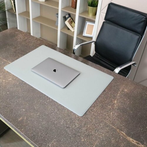 Кожаная подкладка на письменный стол, бювар из натуральной кожи для рабочего стола, Ogmore Fume by Audmorr, Размер - B2 - 45x70 см, натуральная кожа, светло-серый