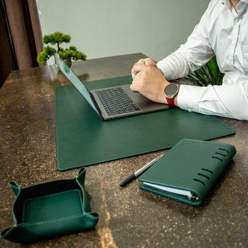 Кожаная подкладка на письменный стол / бювар, Ogmore by Audmorr, Размер - L- 60х100 см, натуральная кожа, зеленый