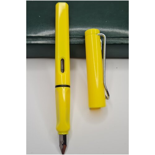 Перьевая ручка желтого цвета, пластик