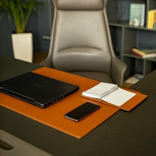 Настольный кожаный коврик / накладка / бювар на письменный стол, Ogmore J. Audmorr, Размер - S - 45 х 70 см, натуральная кожа, бренди